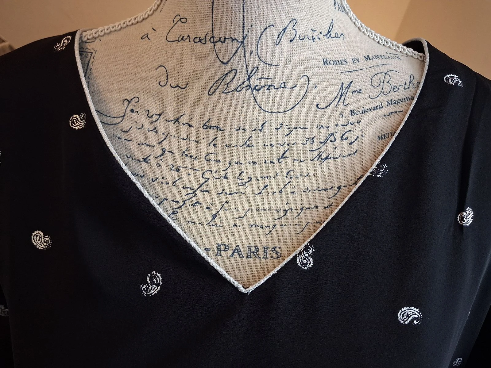 Black blouse with silver collar and patterns – photo 2